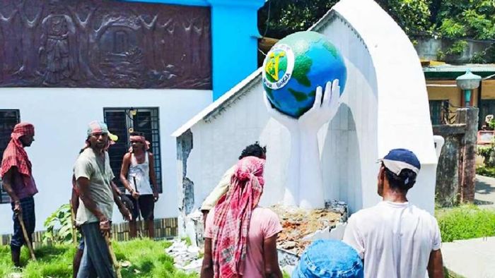 চলছে ভাঙার কাজ। সংগৃহীত ছবি