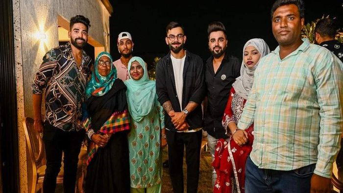 সিরাজের বাড়িতে আরসিবি ক্রিকেটাররা