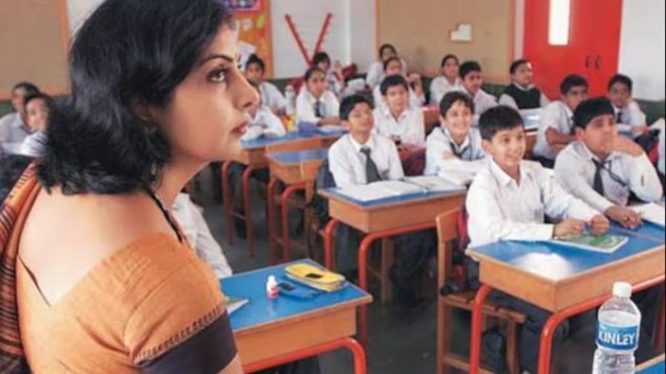 শিক্ষিকারা পরতে পারবেন না জিনস, লেগিংস; পরলেই শাস্তির নিদান  শিক্ষিকারা পরতে পারবেন না জিনস, লেগিংস; পরলেই শাস্তির নিদান