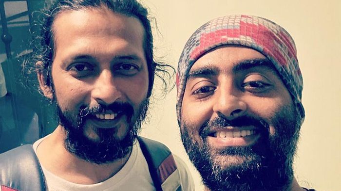 অর্ণব সায়ন চৌধুরী ও অরিজিত্ সিং (ছবি: ফেসবুক)