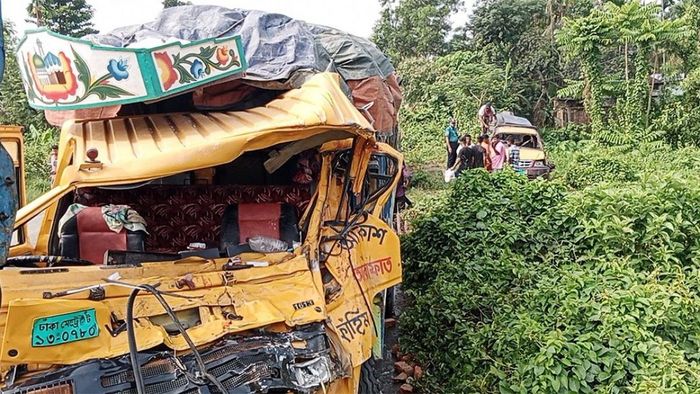 সিলেটে ট্রাক ও পিকআপ ভ্যানের সংঘর্ষ