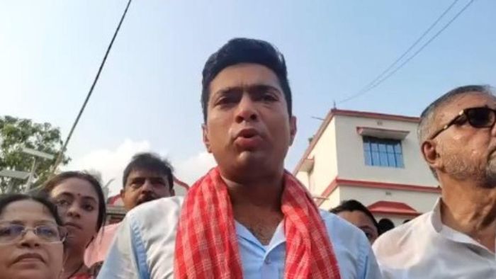 ঠাকুরবাড়ি গিয়েছিলেন তৃণমূল নেতা অভিষেক বন্দ্যোপাধ্যায়