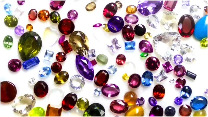 বাধা কাটিয়ে ভাগ্য ফেরাবে কোন রত্ন? রাশি অনুযায়ী জেনে নিন।