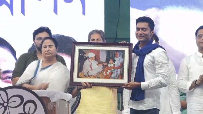 অভিষেককে ঘরোয়া ছবি উপহার মমতার।