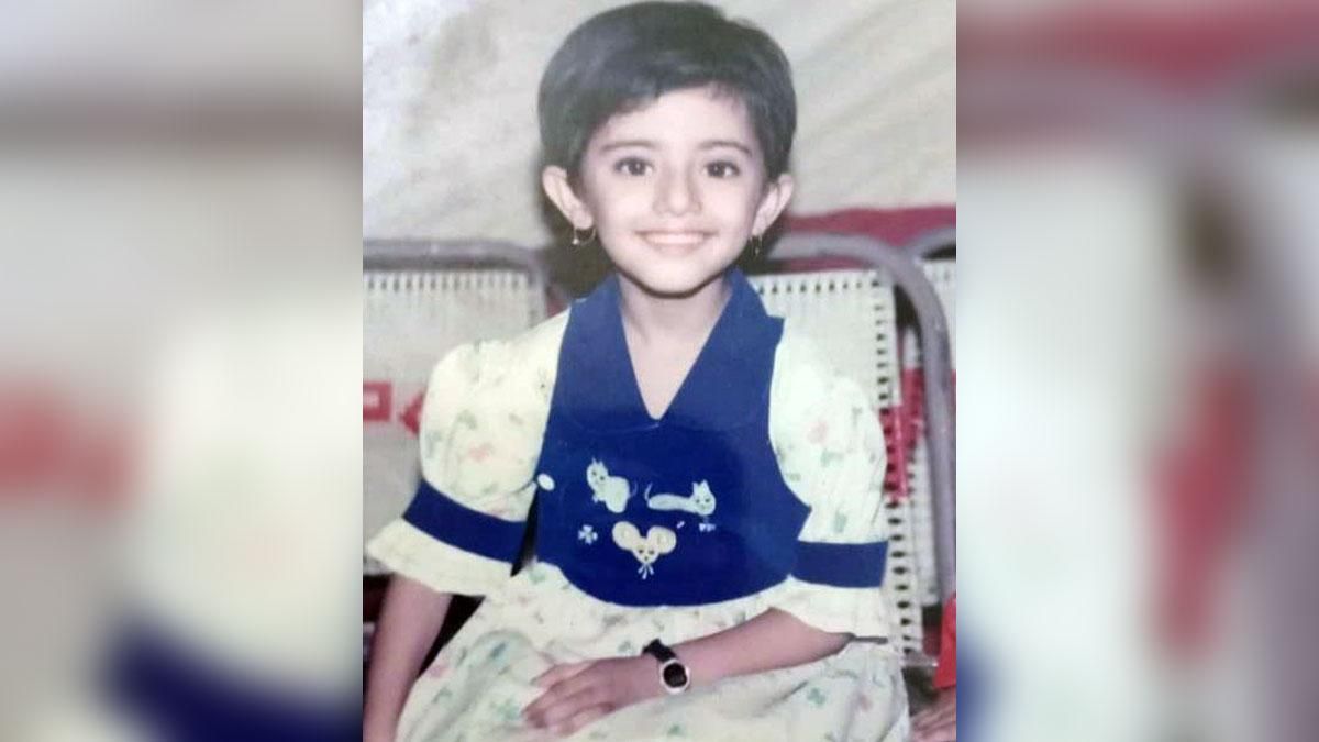 ফ্রক পরা এই ছবিতে বাচ্চা মেয়েটিকে চেনা যায়? ছবি সৌজন্যে: ইনস্টাগ্রাম