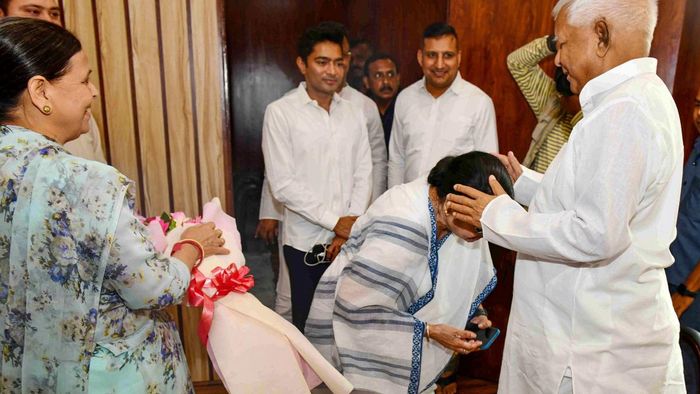 পাটনায় পৌঁছেই জোটের বার্তা মমতার