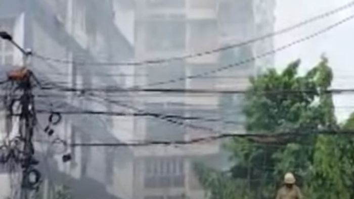 গড়িয়াহাটের বহুতলে বিধ্বংসী আগুন