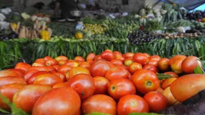 কলকাতার সমস্ত বাজারে ৩০-৪০ টাকা কেজির টমেটোর দর এখন প্রায় তিন গুন বেড়ে কেজিতে ১০০ টাকা ছুঁয়েছে।