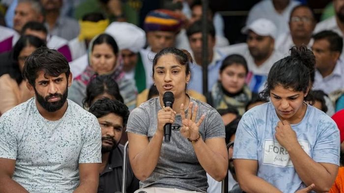 রেলের চাকরিতে ফিরলেন সাক্ষী-বজরং-ভিনেশরা, আন্দোলনের কী হবে?