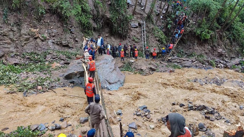 ধসবিধ্বস্ত সিকিমে সাড়ে ৩ হাজার পর্যটককে উদ্ধার সেনার, এখনও আটকে অনেকে ধসবিধ্বস্ত সিকিমে সাড়ে ৩ হাজার পর্যটককে উদ্ধার সেনার, এখনও আটকে অনেকে