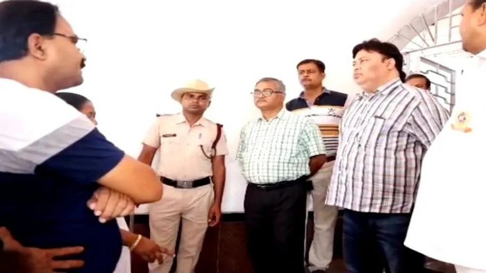 যত কাণ্ড, ধানবাদে