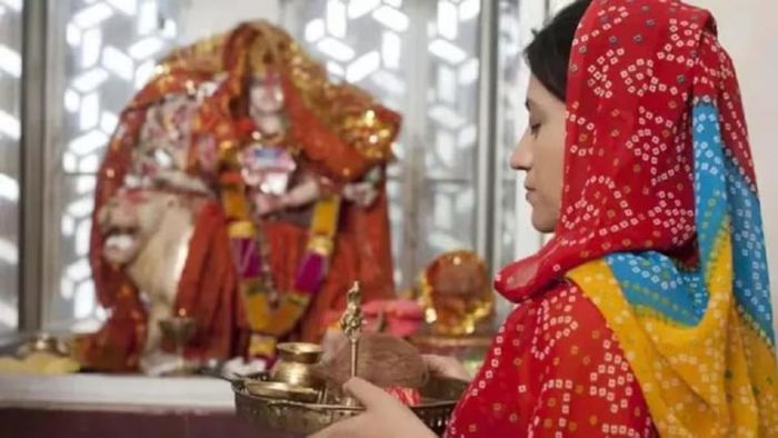 ঠাকুরঘরে এই জিনিসগুলি রাখলে দারিদ্র্য, বিপদ পিছু ছাড়ে না