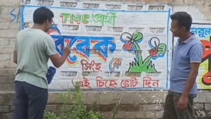TMC, BJP-র হয়ে দেওয়াল লিখছেন CPIM প্রার্থী, মালদায় 'অবাক কাণ্ড'