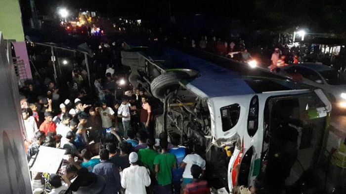 বাংলাদেশের পাঁচ জেলায় পথদুর্ঘটনায় একদিনে ২১ জন নিহত হয়েছেন