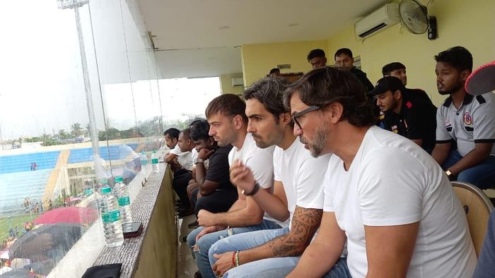 ম্যাচ দেখতে দেখতেই সহকারীর সঙ্গে আলোচনায় কার্লেস