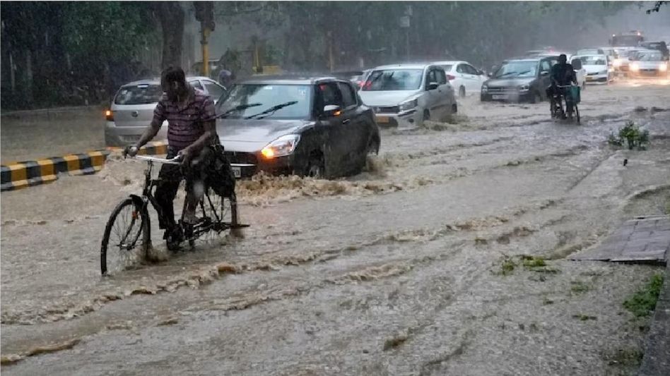 রেকর্ড বৃষ্টিতে জলমগ্ন দিল্লি, ট্রেন বাতিল-স্কুল বন্ধ, বন্যার সতর্কতা রেকর্ড বৃষ্টিতে জলমগ্ন দিল্লি, ট্রেন বাতিল-স্কুল বন্ধ, বন্যার সতর্কতা
