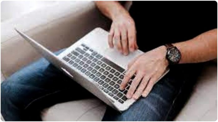 পুরুষদের বন্ধ্যাত্বের ঝুঁকি বাড়াচ্ছে ল্যাপটপ!