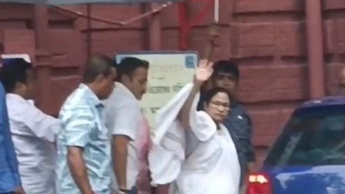 বাম পায়ের হাঁটুতে ফ্লুইড জমেছে মমতার