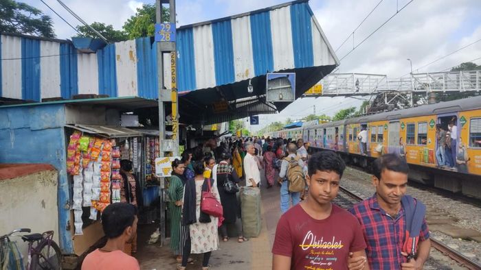 শিয়ালদা-বনগাঁ শাখায় ট্রেন চলাচলে বিঘ্ন