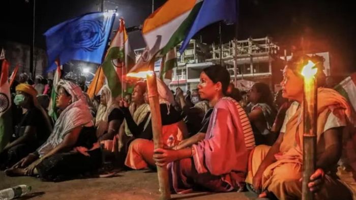 মণিপুরে শান্তি ফেরানোর দাবিতে একটি বিক্ষোভে অংশ নিচ্ছেন মহিলারা।