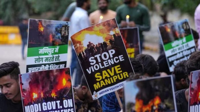 মণিপুরে দুই মহিলার শ্লীলতাহানির ভিডিও রেকর্ড করার জন্য ব্যবহৃত ফোনটি এই মামলার তদন্তের স্বার্থে বাজেয়াপ্ত করল তদন্তকারী সংস্থার গোয়েন্দারা।