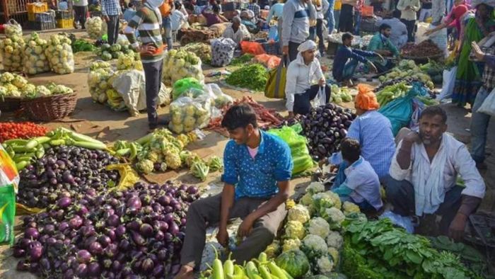 বেগুন, পটল, ঢ্যাঁড়স, কপির দাম সামান্য কমলেও এখনও সে ভাবে কমেনি টমেটো-কাঁচালঙ্কার দর।
