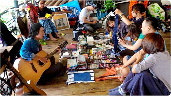 ব্যর্থ প্রেমের বাতিল উপহারগুলি কেনা-বেচা হয় এই বাজারে। কলকাতার গড়িয়াহাট বা হাতিবাগানের মতোই রীতিমতো দরদাম করে এগুলি কিনে নিয়ে যান অসংখ্য মানুষ।