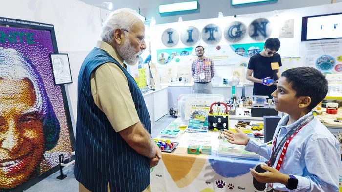 ছাত্রের সঙ্গে প্রধানমন্ত্রী