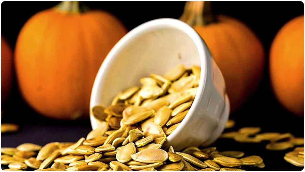 মানসিক চাপ-বিষণ্ণতা কমাতে খাবারে তালিকায় কুমড়োর বীজ অন্তর্ভুক্ত করতে পারেন।