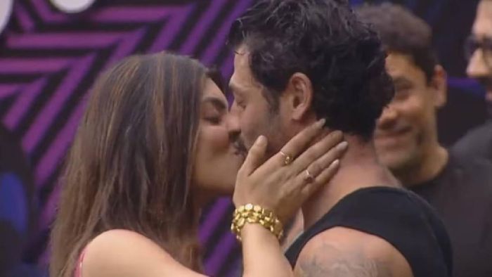 বিগ বসের বাড়িতে কিসিং দৃশ্য ভাইরাল