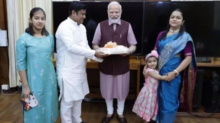 মঙ্গলবার সপরিবারে তিনি প্রধানমন্ত্রী নরেন্দ্রী মোদীর সঙ্গে দেখা করলেন।