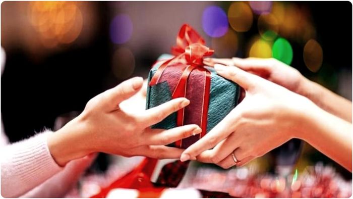 বাস্তুশাস্ত্রে এমন কিছু উপহারের কথা বলা হয়েছে যেগুলি কাউকে দিলে দুই পক্ষেরই কপাল খুলে যেতে পারে।