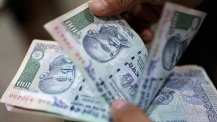 আর্থিক কষ্টে রয়েছেন? বাড়ির এই দিকে টাকা রাখলে টাকার অভাব হয় না