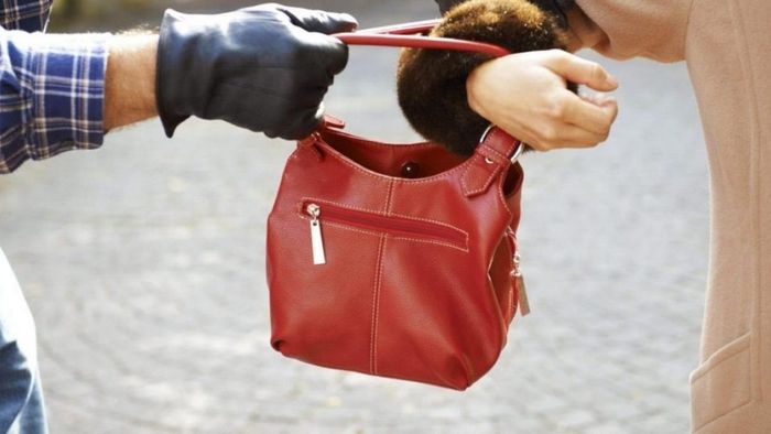 বিয়েতে আপত্তি! বালুরঘাটে প্রেমিকার মোবাইল-ব্যাগ ছিনতাই প্রেমিকের। প্রতীকী ছবি