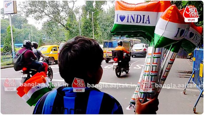 দারিদ্র কেড়েছে শৈশব, তেরঙার ফেরি করে স্বপ্ন কেনার প্রস্তুতি ছোট্ট আজাদের!