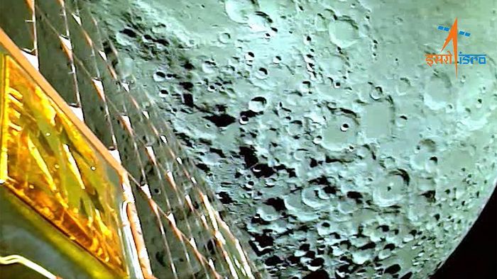 ISRO ১৯ অগাস্টে প্রায় ৭০ কিলোমিটার উচ্চতা থেকে ল্যান্ডার পজিশন ডিটেকশন ক্যামেরা (LPDC) থেকে তোলা চাঁদের ছবিগুলিও তার টুইটার হ্যান্ডেলে শেয়ার করেছে।