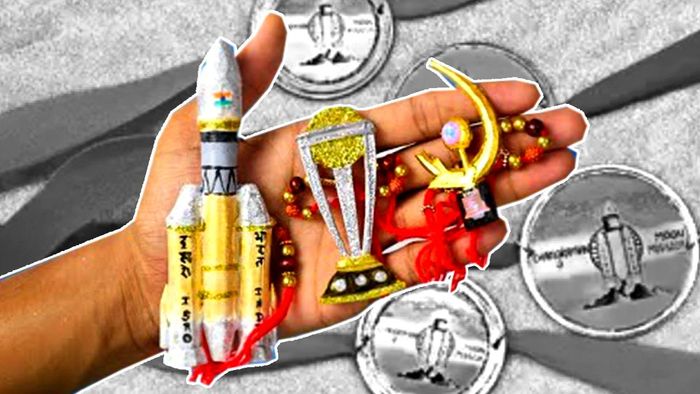 রাখির আগেই বাজারে চন্দ্রযান রাখির চাহিদা বেড়েছে।