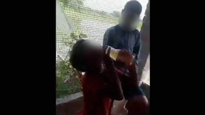 উত্তরপ্রদেশে ২ নাবালককে প্রস্রাব খাইয়ে মার, গোপনাঙ্গে কাঁচা লঙ্কা