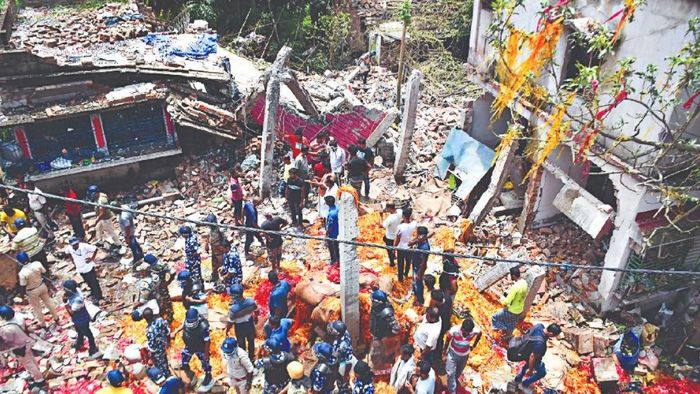 দত্তপুকুরে ধ্বংসস্তূপ