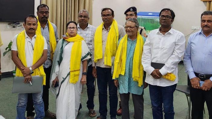 রাজেশ মাহাতোর (বাঁদিকে) সঙ্গে দেখা করলেন মুখ্যমন্ত্রী মমতা বন্দ্যোপাধ্যায়