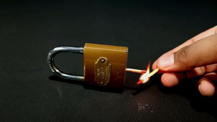 ঘরের তালা ভাঙুন দেশলাই দিয়ে