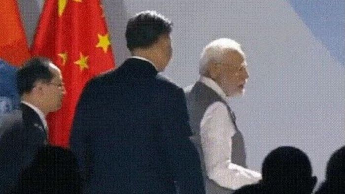 চিনের রাষ্ট্রপতি শি জিনপিং এবং প্রধানমন্ত্রী নরেন্দ্র মোদী