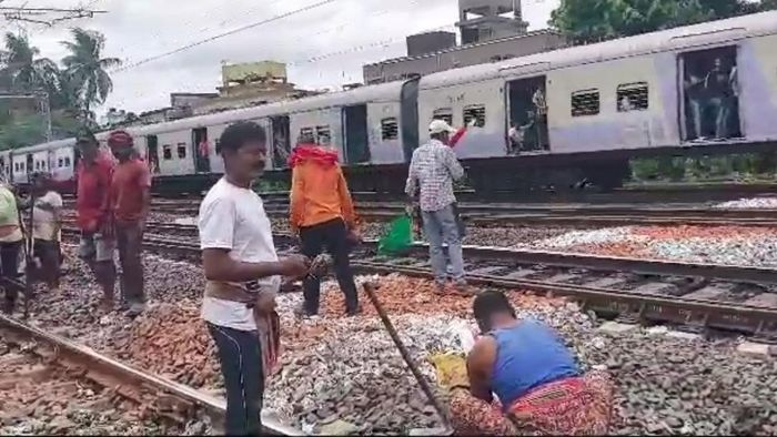 শিয়ালদা শাখায় রেল লাইনে ধস