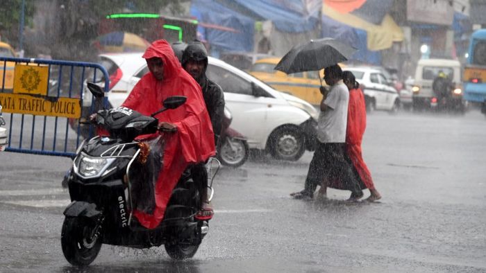 দক্ষিণবঙ্গে মাঝারি বৃষ্টির পূর্বাভাস, ভ্যাপসা গরম থেকে কি মুক্তি মিলবে?
