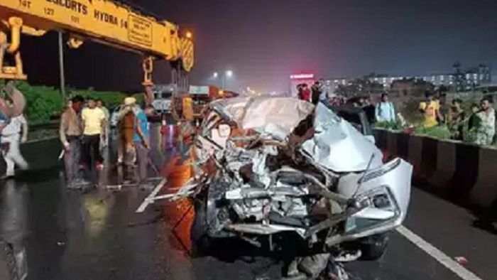 সংঘর্ষে দুমড়ে মুচড়ে গিয়েছে গাড়ি