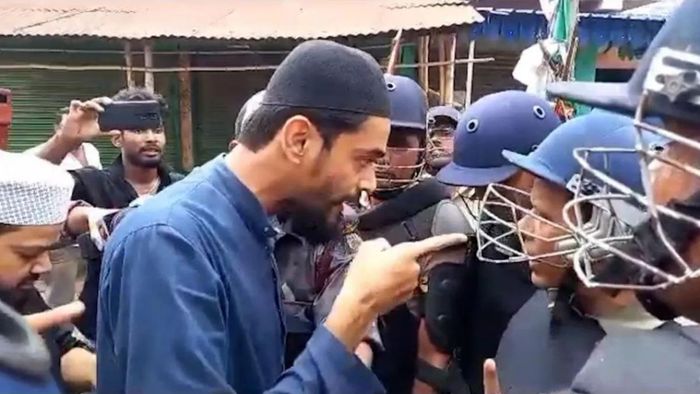 পুলিশের সঙ্গে বচসা নওশাদের