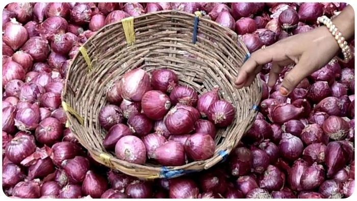 দেশের বেশ কয়েকটি রাজ্যের খুচরা বাজারে পেঁয়াজের দাম বেড়ে প্রতি কেজিতে ৬০-৭০ টাকায় দর ছুঁয়ে ফেলতে পারে বলে মনে করছেন বাজার বিশেষজ্ঞরা।