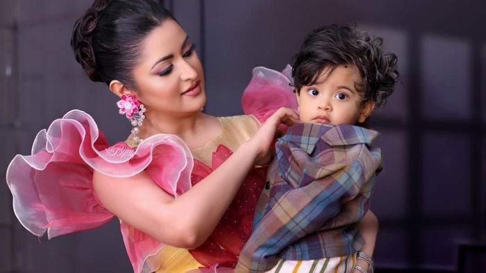 ছেলের সঙ্গে পরীমনি (ছবি: ফেসবুক)