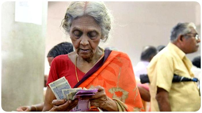 কেন্দ্র সরকার প্রবীণ নাগরিকদের জন্য বেশ কিছু স্কিম চালাচ্ছে, যাতে পেনশন, স্বাস্থ্যসেবা এবং অবসরকালীন সুবিধা দেওয়া হয়।