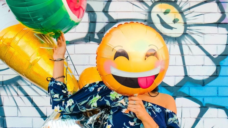 ব্যাঙ্ক ম্যানেজারের কাছে ছুটি চাইলেন মহিলা ক্যাশিয়ার, কারণ জানলে হাসি থামাবে না! ব্যাঙ্ক ম্যানেজারের কাছে ছুটি চাইলেন মহিলা ক্যাশিয়ার, কারণ জানলে হাসি থামাবে না!